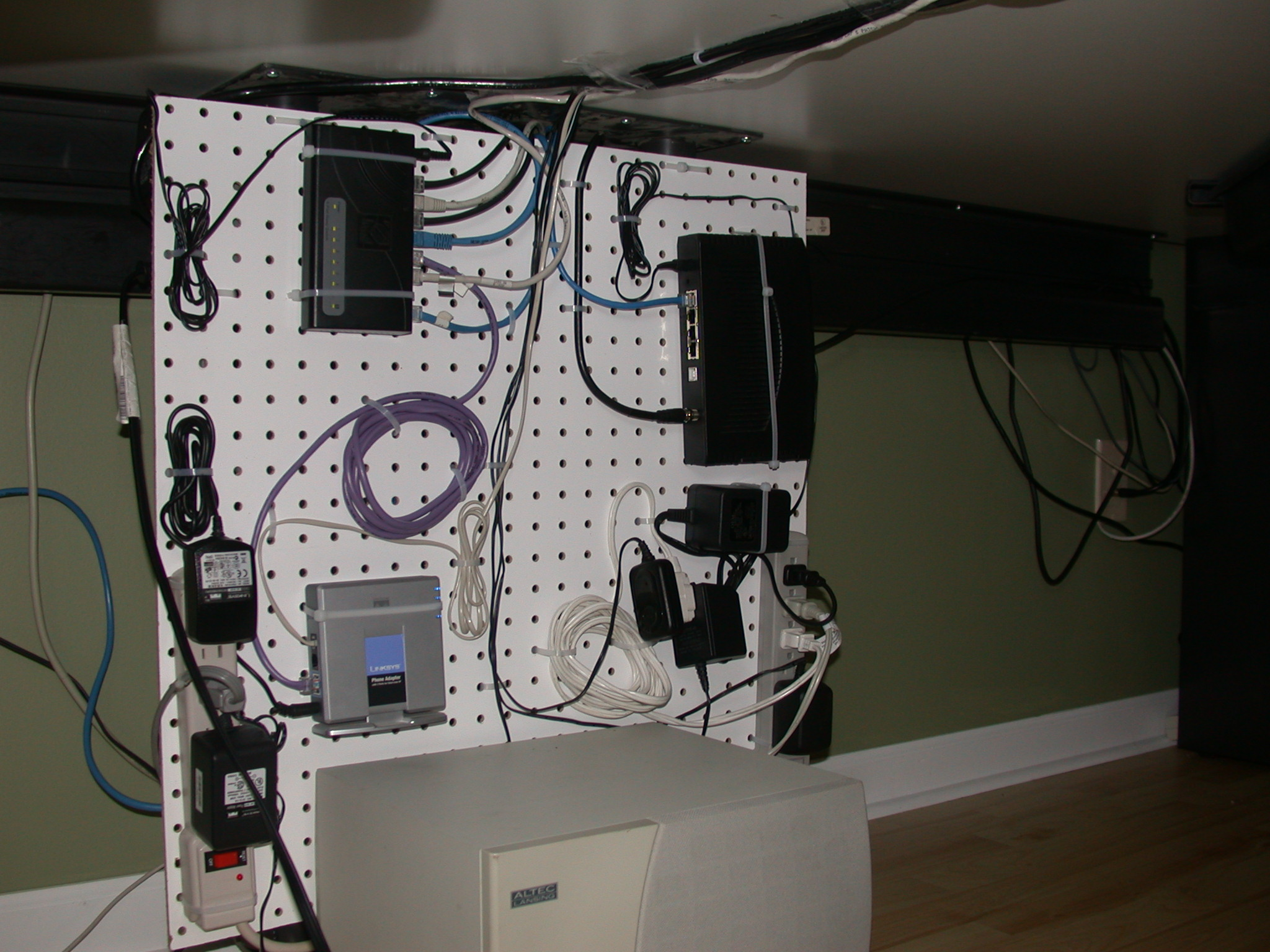 Illustration für den Artikel Under-Desk Pegboard Gadget Mount Redux